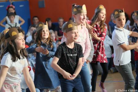 Otroci Osnovne šole Marije Vere so pozdravili pomlad in se spomnili knjižnih junakov (33)